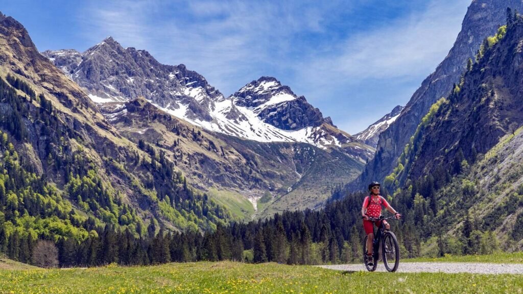 Cycle through the Kathmandu Valley in nepal