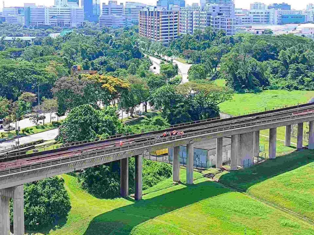 Staff_on_EWL_tracks_between_Clementi Staff on EWL tracks between Clementi 1