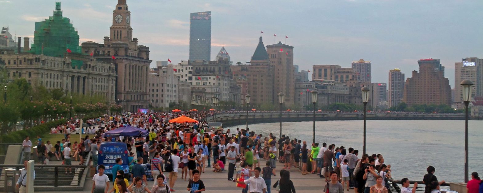 Crowded_Bund_on_summer_evening