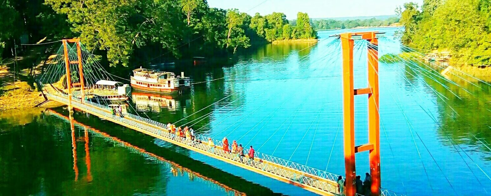 Hanging_bridge_of_Rangamati,_Bangladesh._-min