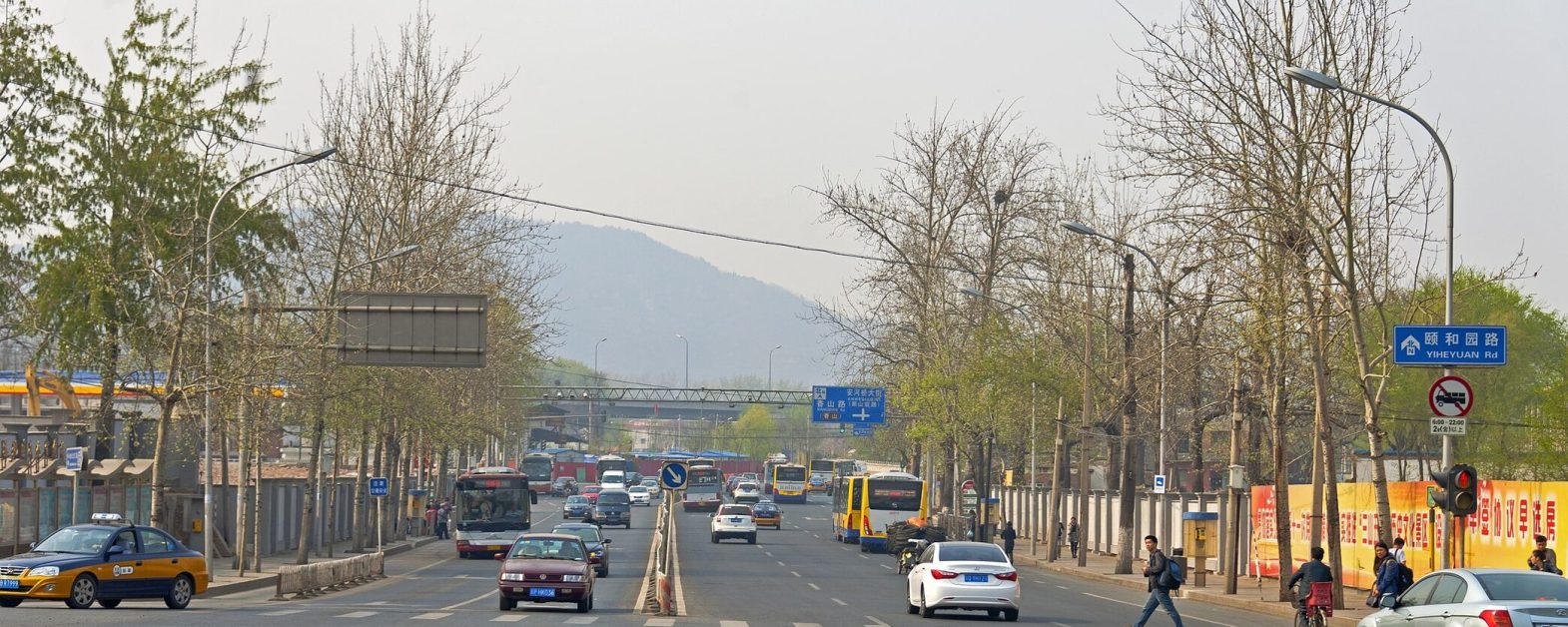 View_N_along_Yiheyuan_Road_from_near_Summer_Palace,_Beijing-min